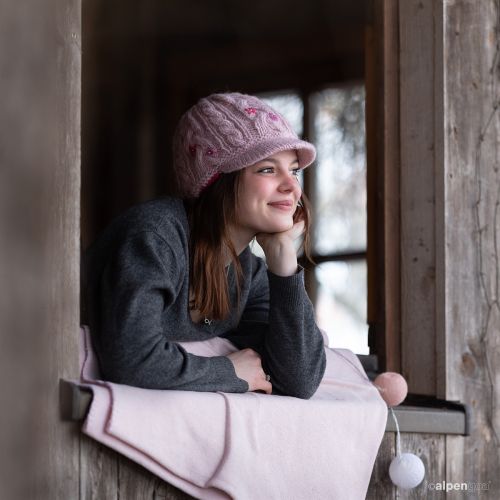 Wollmütze Model Chantal Rosa Tragebeispiel